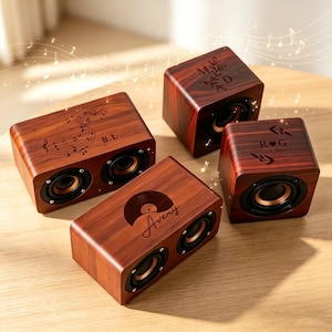 Può includere: Quattro altoparlanti rettangolari in legno con venature scure. Due altoparlanti larghi con doppio driver, uno con grafica di un vinile e il nome Avery, l'altro con note musicali e B.L. Due quadrati con driver singolo, uno inciso con M.D e foglie, l'altro con R G e un cuore.