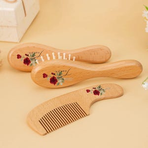 誕生花入りベビーヘアブラシセット、新生児ギフト、名前入りベビーブラシ、ベビーシャワーギフト、ベビー満月ギフト、ベビー記念品ギフト