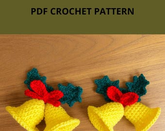 Könnte beinhalten: Zwei gehäkelte Weihnachtsglocken, jede mit einer gelben Glocke, einer roten Schleife und grünen Stechpalmenblättern. Der Text "Christmas Bells" wird oben angezeigt, darunter "PDF CROCHET PATTERN".