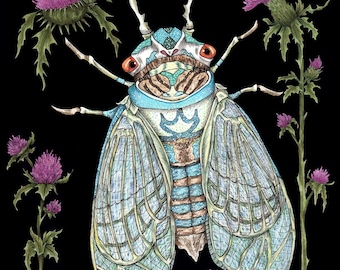Könnte beinhalten: Eine detaillierte Illustration einer Zikade mit blauen und grünen Flügeln, umgeben von lila Distelblüten auf schwarzem Hintergrund.