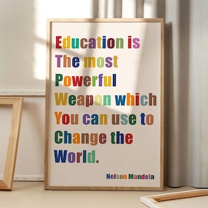 Op de afbeelding: Een poster met een witte achtergrond waarop een citaat van Nelson Mandela staat. Het citaat luidt: "Onderwijs is het krachtigste wapen dat je kunt gebruiken om de wereld te veranderen."
