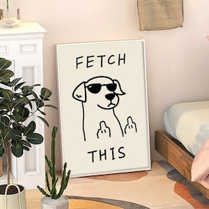 Könnte beinhalten: Gerahmter Druck mit einer schwarz-weißen Illustration eines Hundes mit Sonnenbrille. Der Text "FETCH THIS" steht über und unter dem Hund. Der Hund zeigt mit beiden Pfoten den Mittelfinger. Der Hintergrund ist hellbeige.