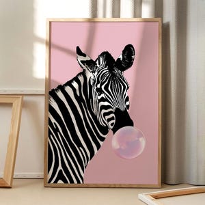 Może przedstawiać: Czarno-biała zebra z różową gumą do żucia w pysku, na różowym tle.
