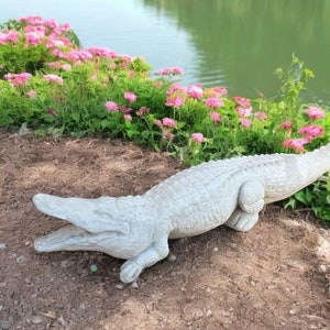 Yard animal figurine Garden crocodile decoration Beton animal ornament Lawn crocodile sculpture Home crocodile statue Animal concrete art