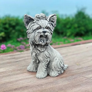 Statue de chien Yorkie Figurine de chien détaillée Yorkshire terrier en béton Statue commémorative d'animal de compagnie Chien réaliste en pierre