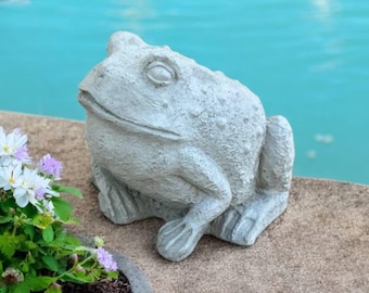 Outdoor frog sculpture, Backyard toad decor, Outdoor frog statue, Concrete toad art, Beton frog ornament, Garden toad idea, Lawn frog figure