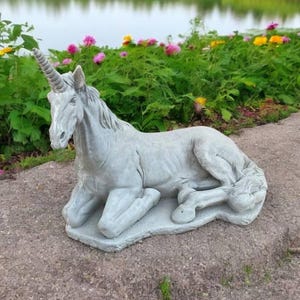 Estatua de unicornio acostada Decoración de hadas para el hogar Decoración de unicornio de hormigón Figura de animal de fantasía Escultura de unicornio