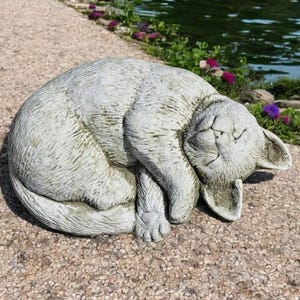 Gray cat figurine Stone laying cat Pet garden decoration Cat loss gift Outdoor yard statue Cat sculpture