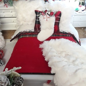 Puede incluir: Una cama de casa de muñecas en miniatura con un juego de cama de cuadros rojos y negros, almohadas de piel sintética blanca y una media blanca con bayas rojas y un bastón de caramelo.