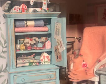 Miniature Dollhouse Sewing Room Cabinet Hutch 1:12 Scale Dollhouse Furniture with Sewing Accessories