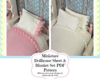 Op de afbeelding: Een PDF-patroon voor een miniatuur poppenhuis lakens en deken set met een witte achtergrond en roze bies. Het patroon is van Ribbonwood Cottage Designs door Debbie Booth 2016.