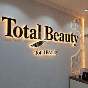 Letrero luminoso con halo, letrero para salón y spa, letrero flotante, letras metálicas en relieve, señalización comercial, letrero metálico LED, letras para pared