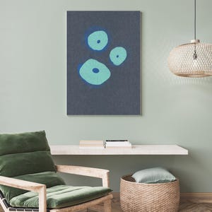Minimal Lotus Pods - Abstrakter Druck - Moderne botanische Wandkunst | Japanische Zen-inspirierte Seerose Poster | Serene Aqua Green & Midnight Decor