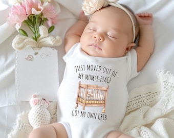 Body divertido para bebé recién nacido. Camiseta "Me acabo de mudar de casa de mi madre y tengo mi propia cuna". Regalo para baby shower. Camiseta para anunciar el nacimiento.