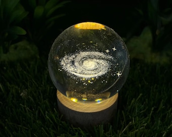 Luz nocturna de bola de cristal galáctica personalizada, base de madera grabada