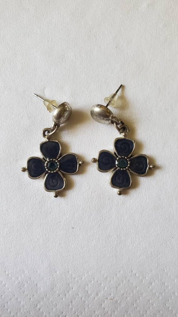 Navy blue flower, silvertone, pierced earrings, un