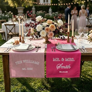 Chemin de table de mariage personnalisé, Nom de famille personnalisé, Décoration de table en coeur, Bannière de mariage en lin, Chemin de table rose pur lin