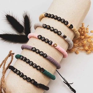 Pulseras de cuentas Heishi personalizables - pulsera mantra / Nombre / Palabra / Letra negra y dorada