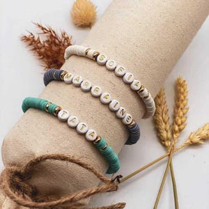 Pulseras de cuentas Heishi personalizables - pulsera mantra / Nombre / Palabra / Letra dorada