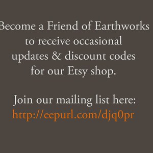 Op de afbeelding: Tekst op een bruine achtergrond die luidt: Word een vriend van Earthworks om af en toe updates en kortingscodes voor onze Etsy-winkel te ontvangen. Meld je hier aan voor onze mailinglijst: http://eepurl.com/djq0pr