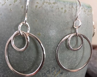 Silberne Creolen Sterling Silber, Doppel Creolen, elegante mittlere Creolen, handgeschmiedeter Metallschmuck