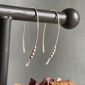 Silberne Threader Ohrringe, Sterling Wishbone Ohrringe, dünne offene Creolen, mittelgroße gehämmerte Creolen