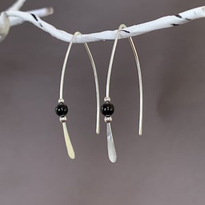 Threader Ohrringe, Sterling Wishbone Ohrringe, schwarze Glasperle, dünne offene Creolen, mittelgroße gehämmerte Creolen