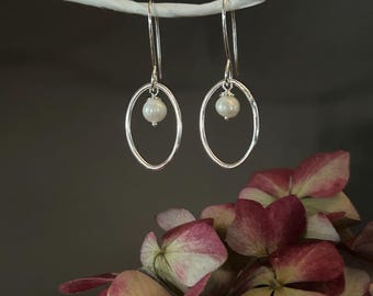 Aros de plata y perla: aros de plata esterlina martillada, aros únicos de perla mediana, elegantes joyas de metal forjado a mano.