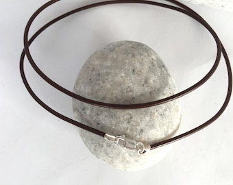 Collar de cordón de cuero marrón de 45 cm con cierre de langosta de plata de ley y colgante de cuero genuino de 1,5 mm. Fabricado en EE. UU.