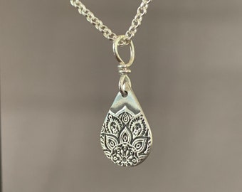 Kleiner Mandala-Anhänger, Sterling Silber Mandala-Halskette, inspirierender Schmuck, Boho-Schmuck, Tropfen-Mandala, spirituelle Halskette