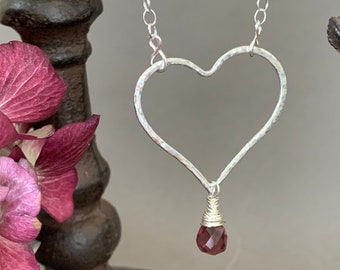 Amethyst Stein, Sterling Herz Anhänger, Geschenk für sie, Gehämmert Herz Anhänger, Februar Birthstone Halskette