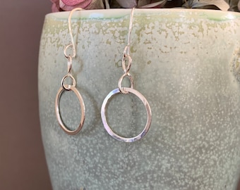 Silberne Creolen, Doppel-Hoop-Sterlingsilber-Creolen, Gehämmerte Creolen, handgemacht