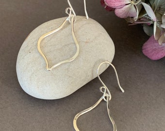 Silber Teardrop Hoop Ohrringe, Leichte Boho Sterling Silber Creolen, Minimalist Gehämmerte Ohrringe, Handgeschmiedeter Metallschmuck