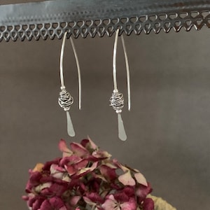 Silberne Threader Ohrringe, Sterling Wishbone Ohrringe, Draht Gewickelt, dünne offene Creolen, mittelgroße gehämmerte Creolen