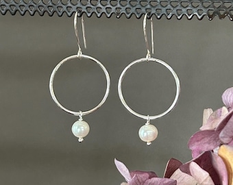 Aros de plata y perla hechos a mano: aros de plata esterlina martillada, aros únicos de perla mediana, elegantes joyas de metal forjado a mano.