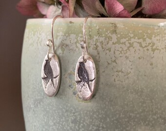 Boucles d’oreilles d’oiseau, oiseau noir en argent sterling, boucles d’oreilles ovales, oiseau sur un fil, bijoux en métal forgé à la main, fils d’oreille faits à la main