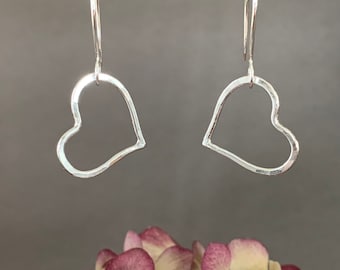 Silber Herz Creolen, Sweetheart Geschenk, Liebe Ohrringe, Gehämmert Creolen, Herz Ohrringe, Handgemachter Schmuck