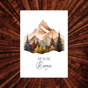 Könnte beinhalten: Ein rechteckiger Druck mit einer Aquarellillustration eines Berggipfels mit schneebedeckten Kämmen, umgeben von einem dichten Wald aus dunkelgrünen und goldbraunen Tannen. Unter der Landschaft steht der Text AB IN DIE Berge.