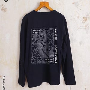 Camisa de manga comprida com mapa do Salmo 23 | Estampa de versículo bíblico | Camisa com escritura | Vestuário cristão unissex | Presente de escritura cristã | Presente de arte com salmo