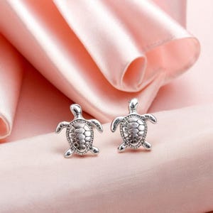 Tiny Turtle Stud Oorbellen voor vrouwen Perfect for Ocean Sealife Lovers Accessoire leuke en eigenzinnige minimalistische sieraden betekenisvol cadeau voor haar