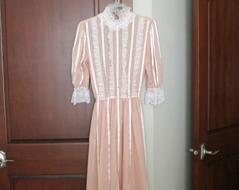 Gunne Sax by Jessica McClintock Dress, Midi, Peach Pink Salmon Lace and Ribbon, Size 9