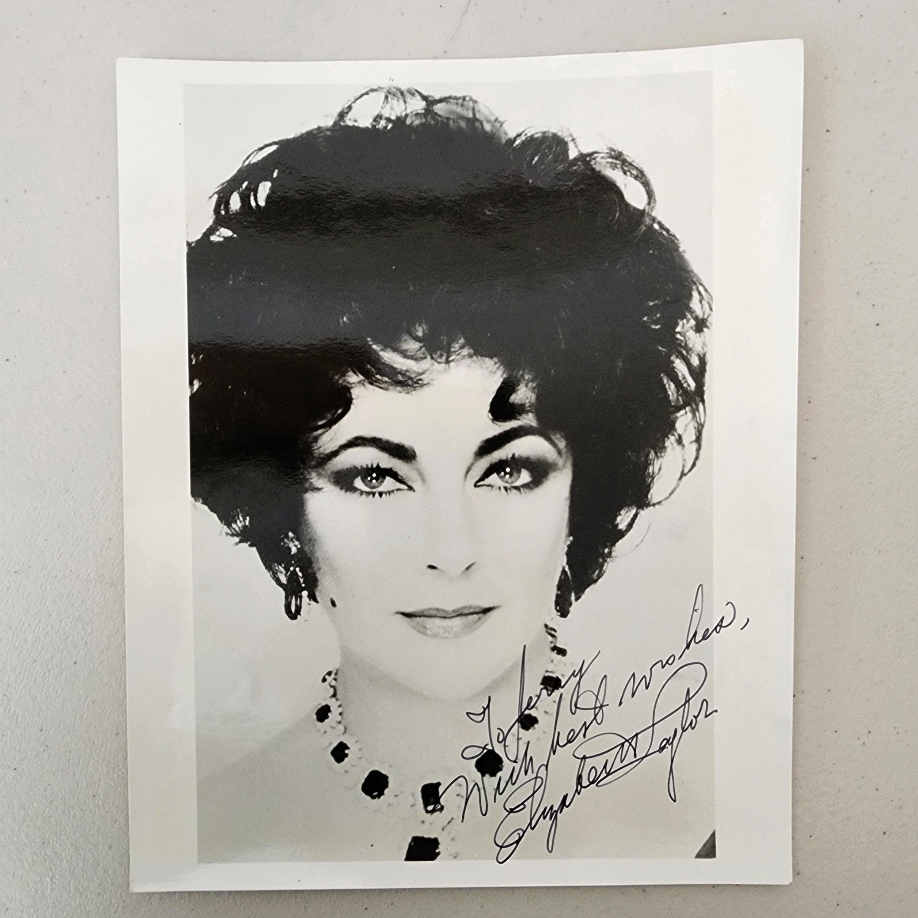 Elizabeth Taylor　直筆サインと白黒ポートレート写真 Elizabeth Taylor 直筆サインと白黒ポートレート写真 美術品