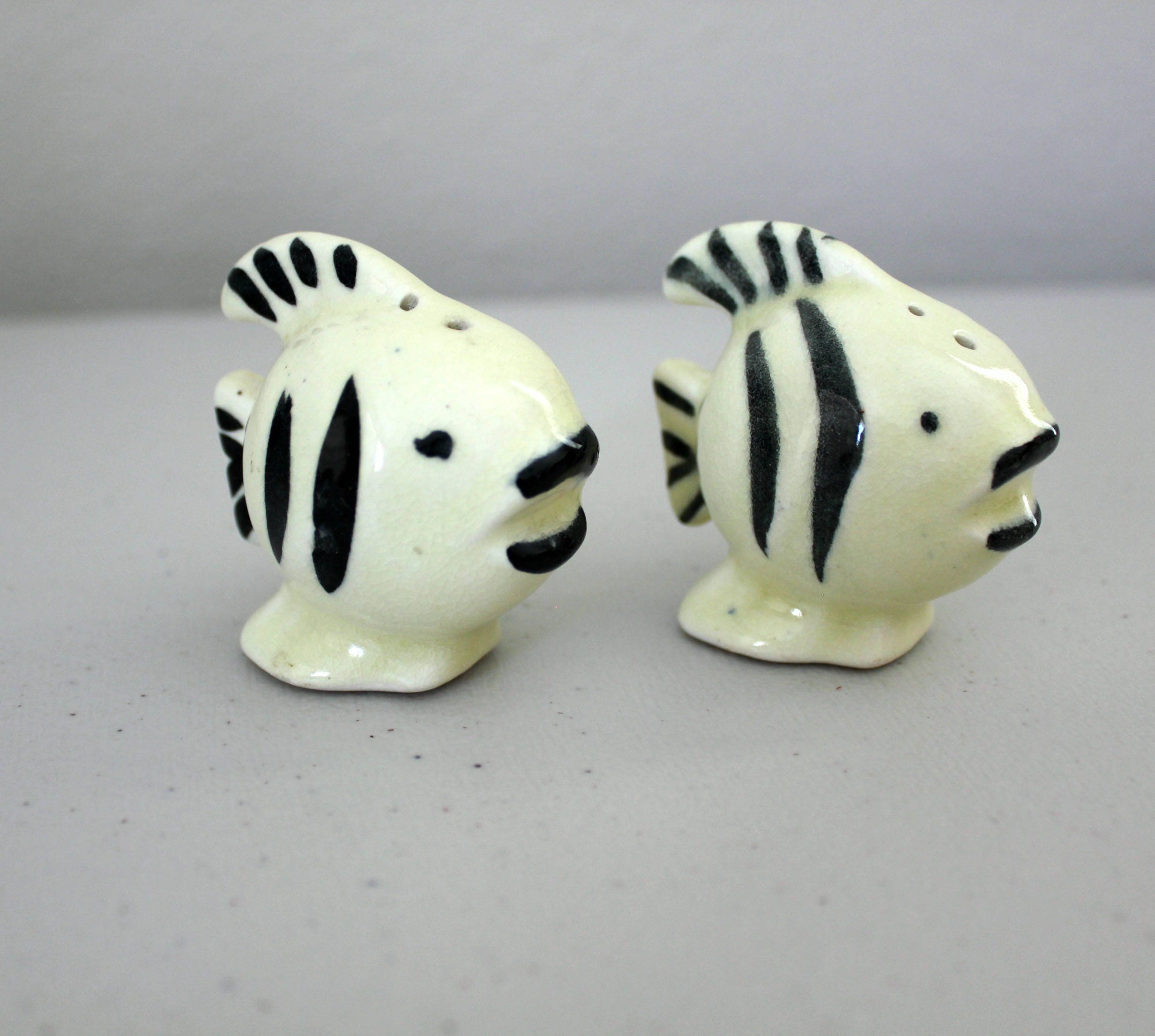 Ceramic Salt /& Pepper Shakers Novelty Kitchen D/écor Maritime Fish Tail
