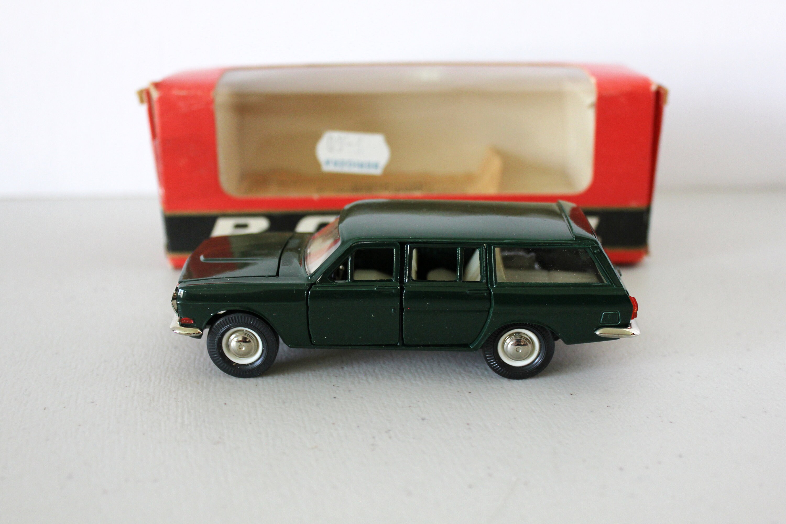 Saratov 1/43 scale GAZ 24 VOLGA station wagon Ambulance 03