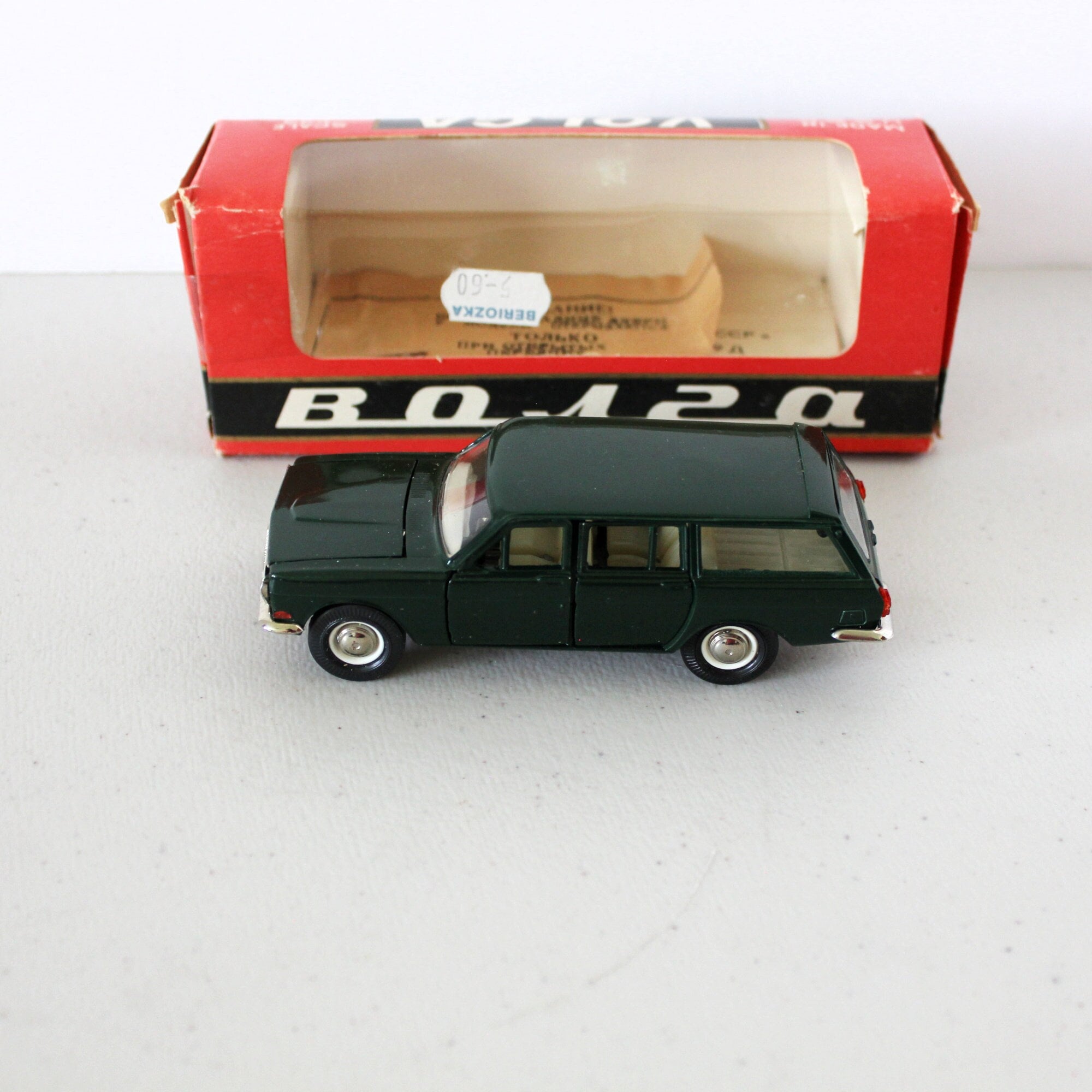 Volga Gaz-24-02 A13 Russian Diecast Model Car in Box 1:43 Scale Volga Gaz-24-02 A13 Russian Diecast Model Car in Box 1:43 Scale