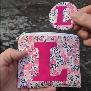 Porte-monnaie initial avec miroir - cadeau de demoiselle d’honneur - sac à main Liberty - cadeau de fille fleurie - cadeau personnalisé pour ami - pochette zippée personnalisée