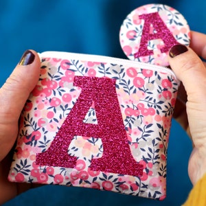 Liberty glitter initial coin purse avec miroir - cadeau de demoiselle d’honneur - liberty purse - cadeau de fille fleur