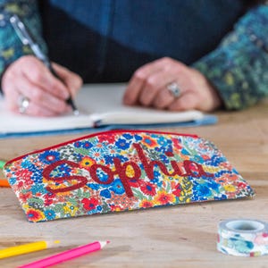 Prénom trousse à crayons - personnalisé - Liberty - paillettes - pochette zippée - fournitures scolaires - papeterie - fleurs rouges - cadeau personnalisé pour ami