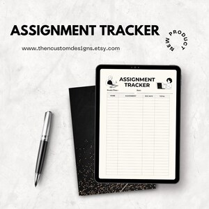 Puede incluir: Un rastreador de tareas digital en una tableta, con el título "ASSIGNMENT TRACKER". Un bolígrafo negro y un cuaderno negro con detalles de purpurina dorada están junto a la tableta. La dirección del sitio web es visible en la parte inferior.