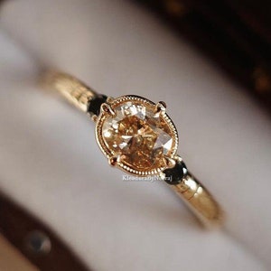 Anello di fidanzamento color champagne con moissanite color champagne incastonata a castone da 1,55 carati, fede nuziale a tre pietre con diamante taglio ovale color champagne East West.